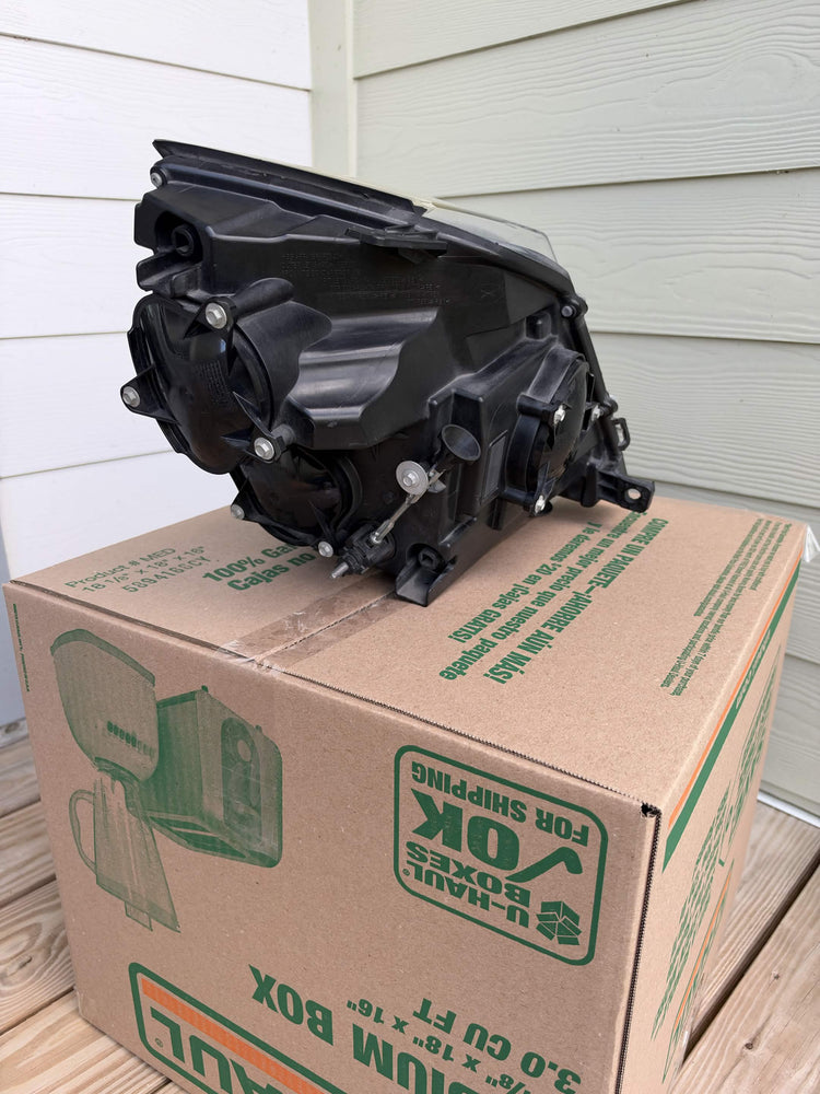 2008-2014 Cadillac CTS OEM Halogen Headlight LH Driver Side 22783445