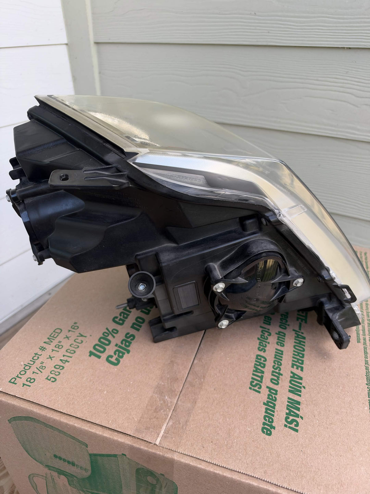 2008-2014 Cadillac CTS OEM Halogen Headlight LH Driver Side 22783445