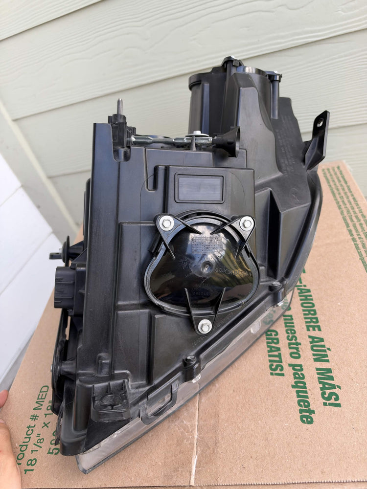 2008-2014 Cadillac CTS OEM Halogen Headlight LH Driver Side 22783445